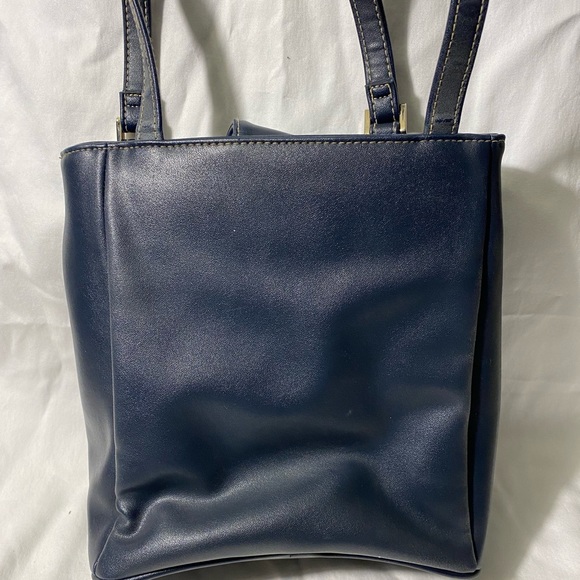 Liz Claiborne Navy blue hand bag. Gently used zip and snap closure - Picture 3 of 14